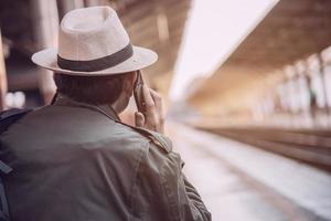 Reisemann warten Zug am Bahnsteig - Menschen Urlaub Lifestyle-Aktivitäten am Bahnhof Transportkonzept foto