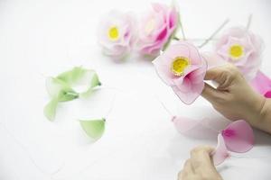 frau, die schöne nylonblume macht - leute mit diy handgemachtem blumenkonzept foto