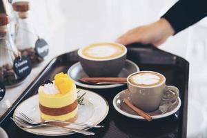 leute servieren schöne frische entspannen morgens kaffeetasse set - leute mit kaffeeset hintergrundkonzept foto