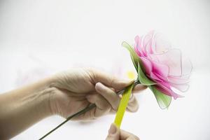 frau, die schöne nylonblume macht - leute mit diy handgemachtem blumenkonzept foto