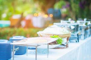 Essenszubereitungstisch bereit zum Servieren - Gartenparty-Self-Service-Buffet-Konzept im Freien foto