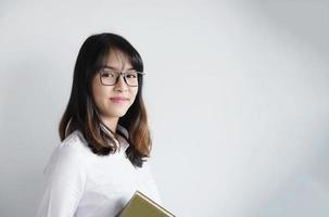 schöne asiatische junge dame portriat - glückliches frauenlebensstilkonzept foto
