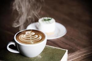 heiße Kaffeetasse auf Holztisch - Kaffee entspannen Hintergrundkonzept foto