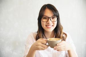 schöne asiatische junge dame portriat - glückliches frauenlebensstilkonzept foto