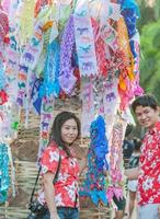 thailändische familie nimmt an alten traditionellen aktivitäten in einem tempel während des songkran-festivals in chiang mai nordthailand teil sehr berühmtes ereignis thailands foto