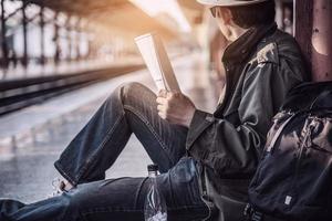 Reisemann warten Zug am Bahnsteig - Menschen Urlaub Lifestyle-Aktivitäten am Bahnhof Transportkonzept foto