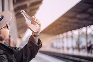 Reisemann warten Zug am Bahnsteig - Menschen Urlaub Lifestyle-Aktivitäten am Bahnhof Transportkonzept foto