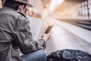 Reisemann warten Zug am Bahnsteig - Menschen Urlaub Lifestyle-Aktivitäten am Bahnhof Transportkonzept foto