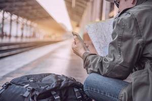 Reisemann warten Zug am Bahnsteig - Menschen Urlaub Lifestyle-Aktivitäten am Bahnhof Transportkonzept foto