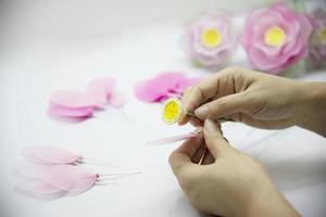 frau, die schöne nylonblume macht - leute mit diy handgemachtem blumenkonzept foto