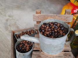 Nahaufnahme von Kaffeebohnen im Zinkeimer foto