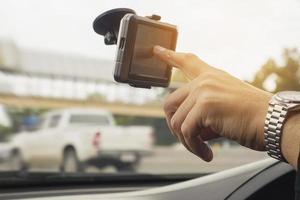 Mann fährt Auto mit Navigator foto