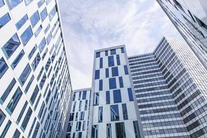 abstrakte Fassadenlinien und Glasreflexion auf modernem Gebäude