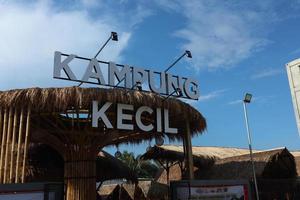 Ein kulinarischer Touristenort mit ländlichem Thema namens Kampung Kecil befindet sich in Samarinda, Ostkalimantan. Indonesien. 21. Juni 2022 foto