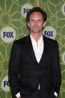 los angeles, 8. jan - walton goggins kommt zur fox tca party, winter 2012 im castle green am 8. januar 2012 in pasadena, ca foto