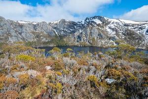 die landschaft der natur über dem kratersee im cradle-mountain-nationalpark im staat tasmanien, australien. foto