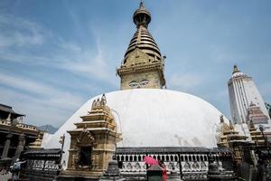 swayambhunath die alte stupa und die touristenattraktion im kathmandu-tal in der stadt kathmandu, nepal. foto