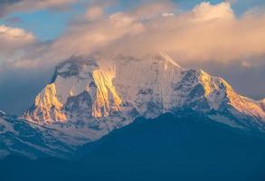 Dhaulagiri 8.167 Meter der siebthöchste Berg der Welt mit Blick auf den morgendlichen Sonnenaufgang von der Spitze des Poon Hill.