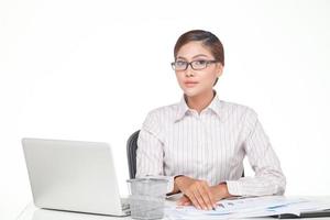junge Geschäftsfrau tragen Brille lokalisiert auf Weiß foto