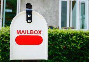 Nahaufnahme des Briefkastens ist ein Kasten vor dem Haus einer Person, in den Briefe geworfen werden. foto