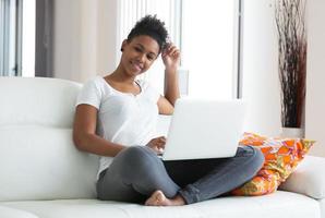 Afroamerikaner Studentin mit einem Laptop-Computer foto