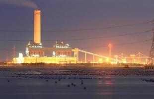 Kohlekraftwerk mit fossilen Brennstoffen foto