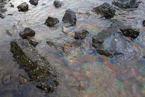 Rohöl im Meerwasser und Regenbogenreflexion foto