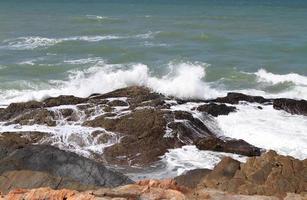 Steine am tropischen Strand foto