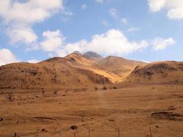 verlässt die Berge und den blauen Himmel foto