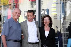 los angeles, sep 19 - jon cryer und eltern david cryer und gretchen cryer bei der jon cryer hollywood walk of fame star zeremonie auf dem hollywood walk of fame am 19. september 2011 in los angeles, ca foto