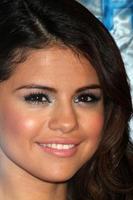 los angeles, 5. jan - selena gomez kommt bei den 2011 people s choice awards im nokia theater at la live am 5. januar 2011 in los angeles, ca foto