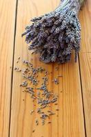 getrockneter Lavendelstrauß auf dem Holztisch