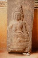 alter Buddha, der auf Sandstein schnitzt. foto