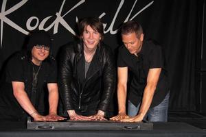 los angeles, 7. mai - robby takac, john rzeznik, mike malinin bei der goo goo dolls rockwalk induction im paley center for media am 7. mai 2013 in beverly hills, ca foto