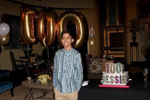 los angeles, feb 12 - karan brar bei the disney channel s jessie feiert am 12. februar 2015 in los angeles, ca. 100 episoden in den hollywood center studios foto