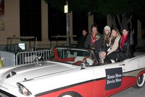 los angeles, nov 28 - ronn moss, frau devin, töchter kommt bei der hollywood christmas parade 2010 am hollywood boulevard am 28. november 2010 in los angeles, ca foto