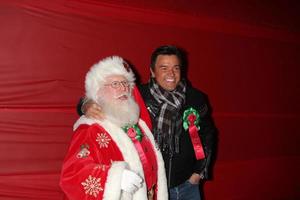 los angeles, nov 28 - tom connaghan, als weihnachtsmann, michael maloney kommt bei der hollywood christmas parade 2010 am hollywood boulevard am 28. november 2010 in los angeles, ca foto