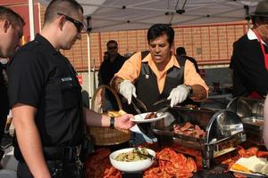 los angeles, 30. nov - eric estrada beim 17. jährlichen polizei- und feuergrillfest der hollywood handelskammer am 30. november 2011 in los angeles, ca foto