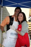 los angeles, 30. nov - erik estrada, stepfanie kramer beim 17. jährlichen polizei- und feuergrillfest der hollywood Chamber of commerce am 30. november 2011 in los angeles, ca foto