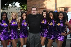 los angeles, 30. nov - jeff garlin und die laker girls beim 17. jährlichen polizei- und feuergrillfest der hollywood handelskammer am 30. november 2011 in los angeles, ca foto