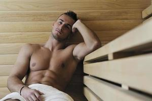 attraktiver junger Mann in der Sauna foto