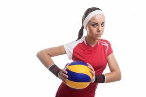 willensstarke kaukasische professionelle Volleyballspielerin im Volleyball-Outfit foto