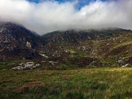 ein blick auf die landschaft von wales in snowdonia in der nähe von lake ogwen foto