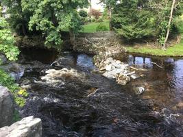 ein blick auf einen kleinen wasserfall in zw. y coed in wales foto