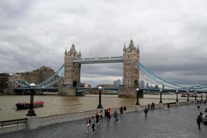 london in großbritannien im september 2020. ein blick auf die tower bridge in london foto