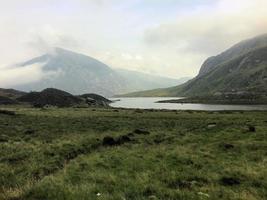 ein blick auf die landschaft von wales in snowdonia in der nähe von lake ogwen foto