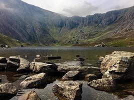 ein blick auf die landschaft von wales in snowdonia in der nähe von lake ogwen foto