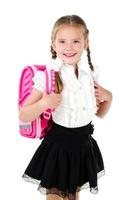Porträt des lächelnden Schulmädchens mit Schultasche