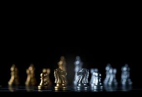 Schachfiguren auf dem Schachbrett angeordnet foto