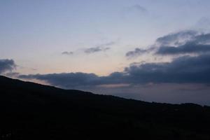 Gebirgstal bei Sonnenaufgang. natürliche Sommerlandschaft foto